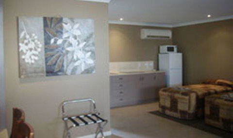 Cosmos Country Motor Inn - Rental Cars 0