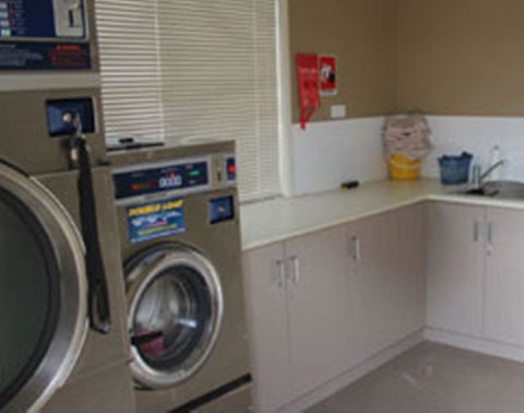 Cosmos Country Motor Inn - Rental Cars 1
