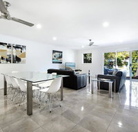 Diamond Beach 3 Bedroom Poolside Apartment