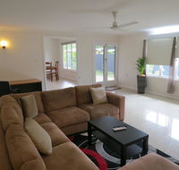 Edge Hill Clean  Green Cairns 7 Minutes from the Airport 7 Minutes to Cairns CBD  Reef Fleet Terminal - Rental Cars