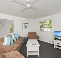Essendene Road Box Beach Retreat 29 - Rental Cars