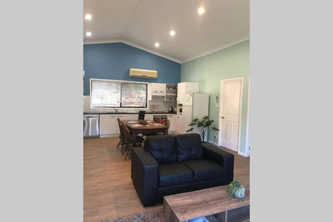 FAIRVIEW COTTAGE 25B - Waterfront Accommodation - Rental Cars 3