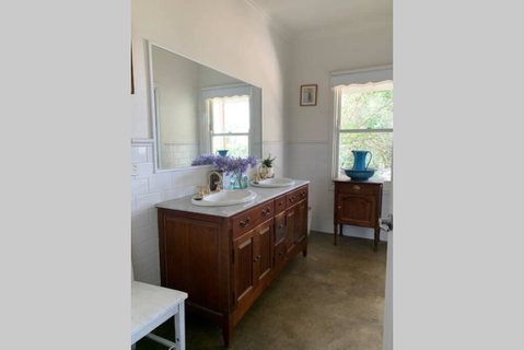 Farm House At The Gateway To The King Valley - Rental Cars 1
