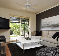 Feathers Serviced Townhouse - Rental Cars
