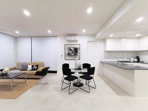 G02 Courtyard Apartment - Rental Cars 2
