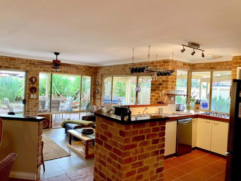Glenway House, Spa Oasis Rockingham - Rental Cars 2