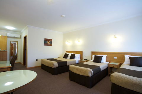 Golden Grain Motor Inn - Rental Cars 1
