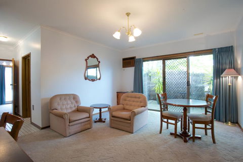 Golden Grain Motor Inn - Rental Cars 0