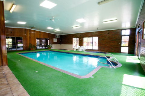 Golden Grain Motor Inn - Rental Cars 2