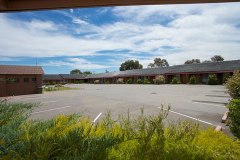 Golden Grain Motor Inn - Rental Cars 3
