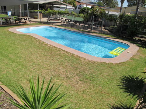 Golfers Lodge Motel - Rental Cars 2