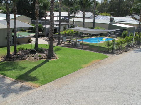 Golfers Lodge Motel - Rental Cars 1