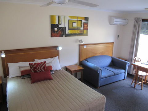 Golfers Lodge Motel - Rental Cars 0