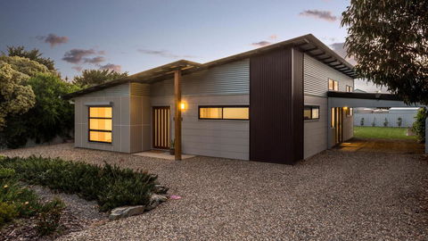 Great Ness Beachhouse - WiFi - Pet-Friendly - Rental Cars 0