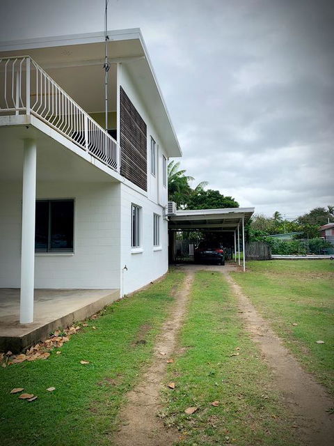 Holiday Rental - Huge House With Beach Views - Rental Cars 3