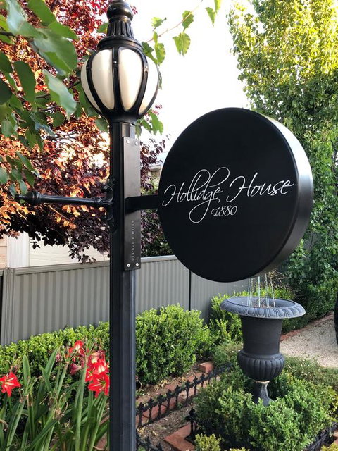 Hollidge House 5 Star Luxury Apartments - Rental Cars 1