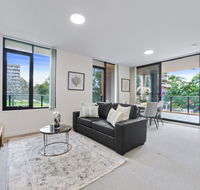 HomeHotel walking distance to Train and Westfield. - Rental Cars