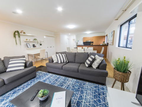 ISOLATION READY!! Super Size Me!! Top Location. Isolation Ready. Sanitised. Free CAT Bus, Pool, Gym And Everything At Your Finge - Rental Cars 1
