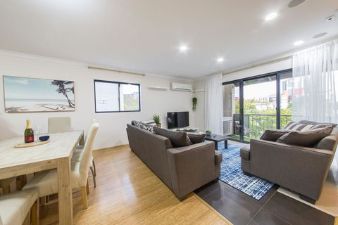ISOLATION READY!! Super Size Me!! Top Location. Isolation Ready. Sanitised. Free CAT Bus, Pool, Gym And Everything At Your Finge - Rental Cars 0