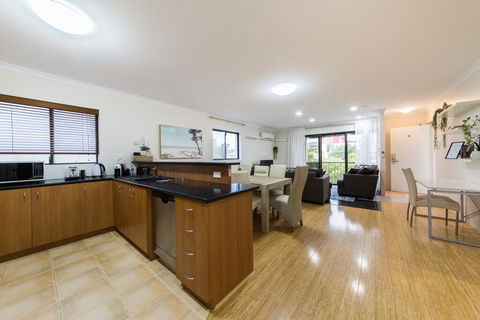 ISOLATION READY!! Super Size Me!! Top Location. Isolation Ready. Sanitised. Free CAT Bus, Pool, Gym And Everything At Your Finge - Rental Cars 2