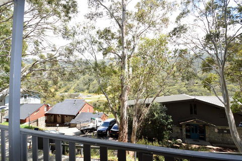 Karas 10 - Rental Cars 1