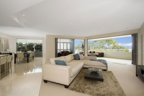 KINGSCLIFF OCEAN VIEW TERRACE BY THE FIGTREE 5 - Rental Cars 0