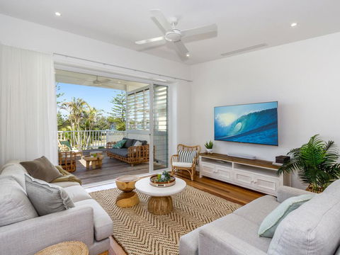 KINGY BEACH HOUSE @ 162 - Rental Cars 0