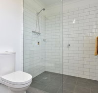 Kinloch Cottage renovated to new on Daisy Hill Vineyard - Rental Cars