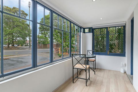 KOZYGURU ARNCLIFFE SYDNEY AIRPORT RENOVATED COTTAGE 3 BED HOUSE NAR232 - Rental Cars 2