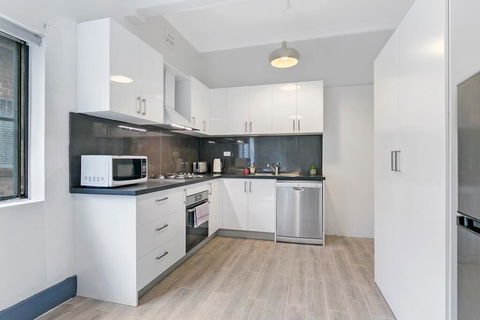 KOZYGURU ARNCLIFFE SYDNEY AIRPORT RENOVATED COTTAGE 3 BED HOUSE NAR232 - Rental Cars 1