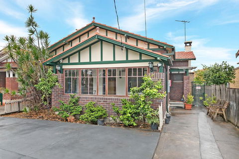 KOZYGURU ARNCLIFFE SYDNEY AIRPORT RENOVATED COTTAGE 3 BED HOUSE NAR232 - Rental Cars 3