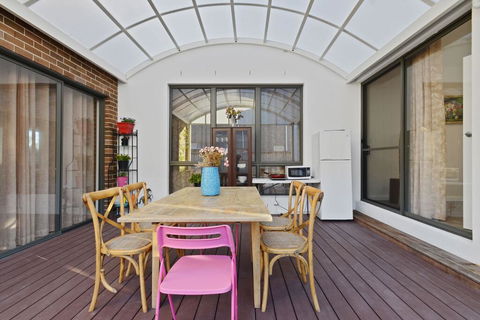 KOZYGURU Belrose Modern Designer 2 Bed + FREE Parking - Rental Cars 0