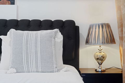 KOZYGURU Belrose Modern Designer 2 Bed + FREE Parking - Rental Cars 1