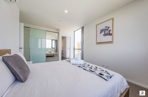 KOZYGURU BROADBEACH AMAZING VIEW 2 BED APT + FREE PARKING WALK TO BEACH QBR004 - Rental Cars 2