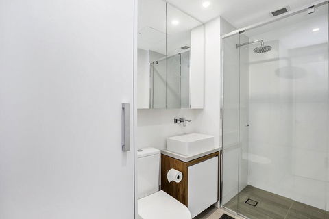 KOZYGURU FORTITUDE VALLEY 2 BED DESIGNER APT + FREE PARKING QFV179-803 - Rental Cars 1