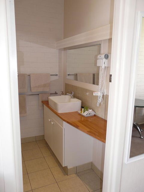 Lake Bolac Motel - Rental Cars 2