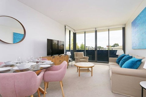 Large Modern 2 Bedroom Apartment Near Lake Claremont - Rental Cars 0