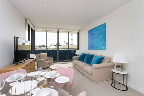 Large Modern 2 Bedroom Apartment Near Lake Claremont - Rental Cars 1