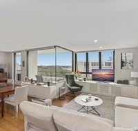 Light filled apartment with sweeping harbour views - Rental Cars