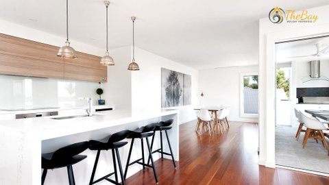Luxury In Corlette - 4 Drungall Ave - Rental Cars 2