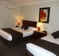 McNevins Warwick Motel - Rental Cars