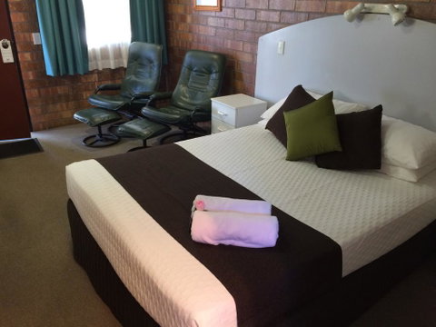 Miles Outback Motel - Rental Cars 3
