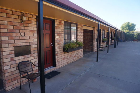 Miles Outback Motel - Rental Cars 2