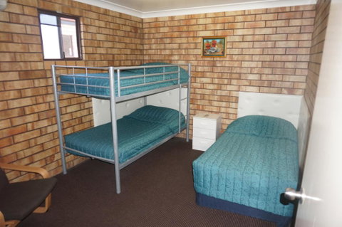 Miles Outback Motel - Rental Cars 1