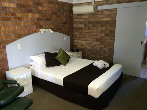 Miles Outback Motel - Rental Cars 0