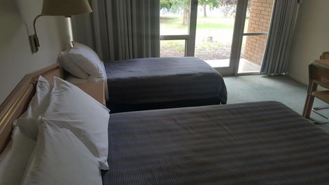 Moe Parklands Motel - Rental Cars 0
