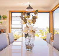 Moonah House-10 mins to CBD  MONA 4BR 2 BATH great view park 3 cars sleep 11 king bed en-suite - Rental Cars