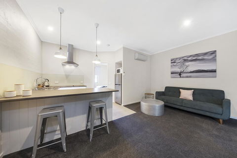 Moonlight Bay Apartments - Rental Cars 3