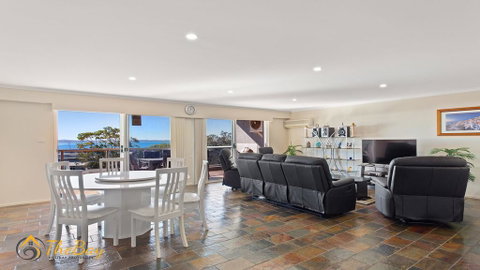 Nelson Bay CBD Apartment - No.41 Nelson Towers - Rental Cars 3