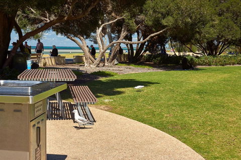 The Urban Beach House - Rental Cars 21